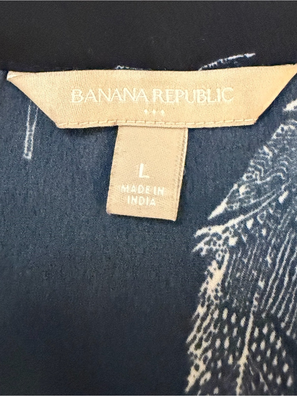 Banana Republic Women's Large Halter Top Navy Feather Print Sleeveless V-Neck - Picture 3 of 9